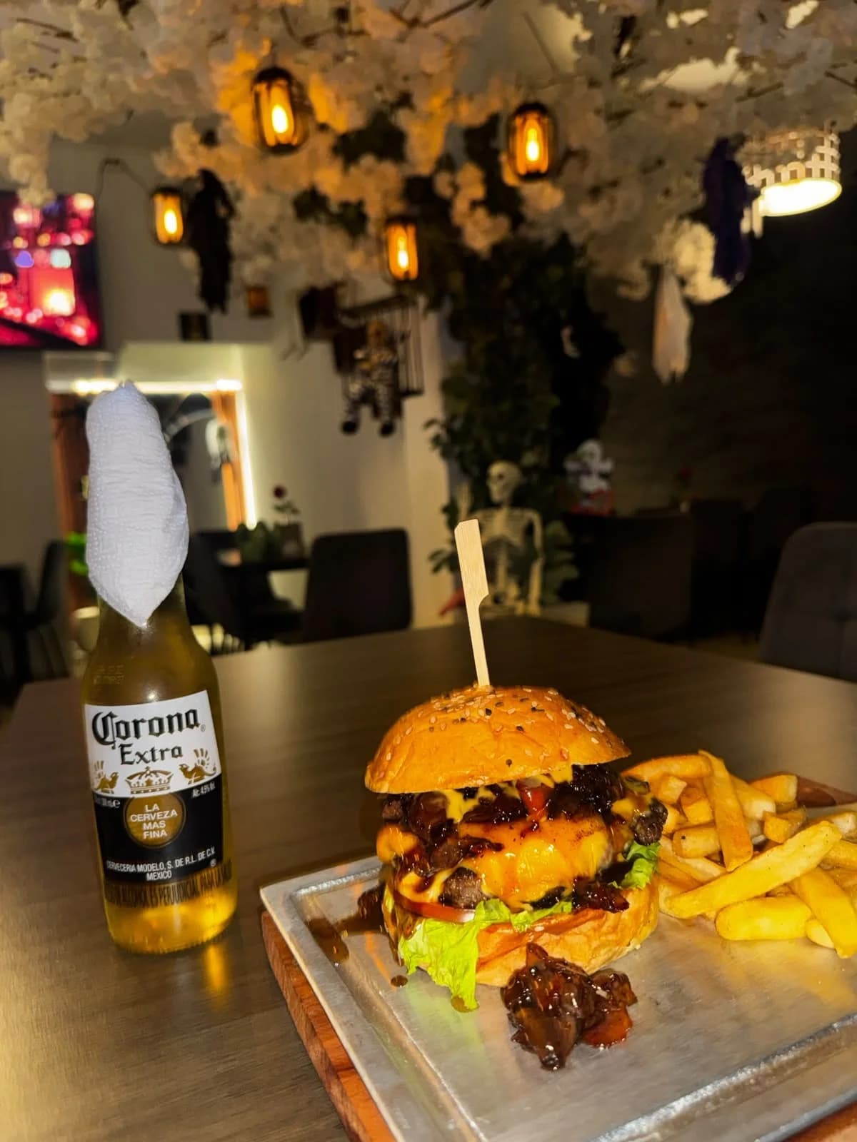 Hamburguesa La Golosa con papas, en una noche en La Mesa de Oro