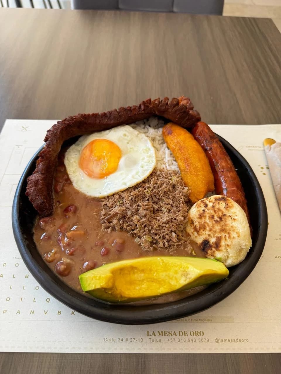 Bandeja paisa servida en la mesa, vista desde arriba