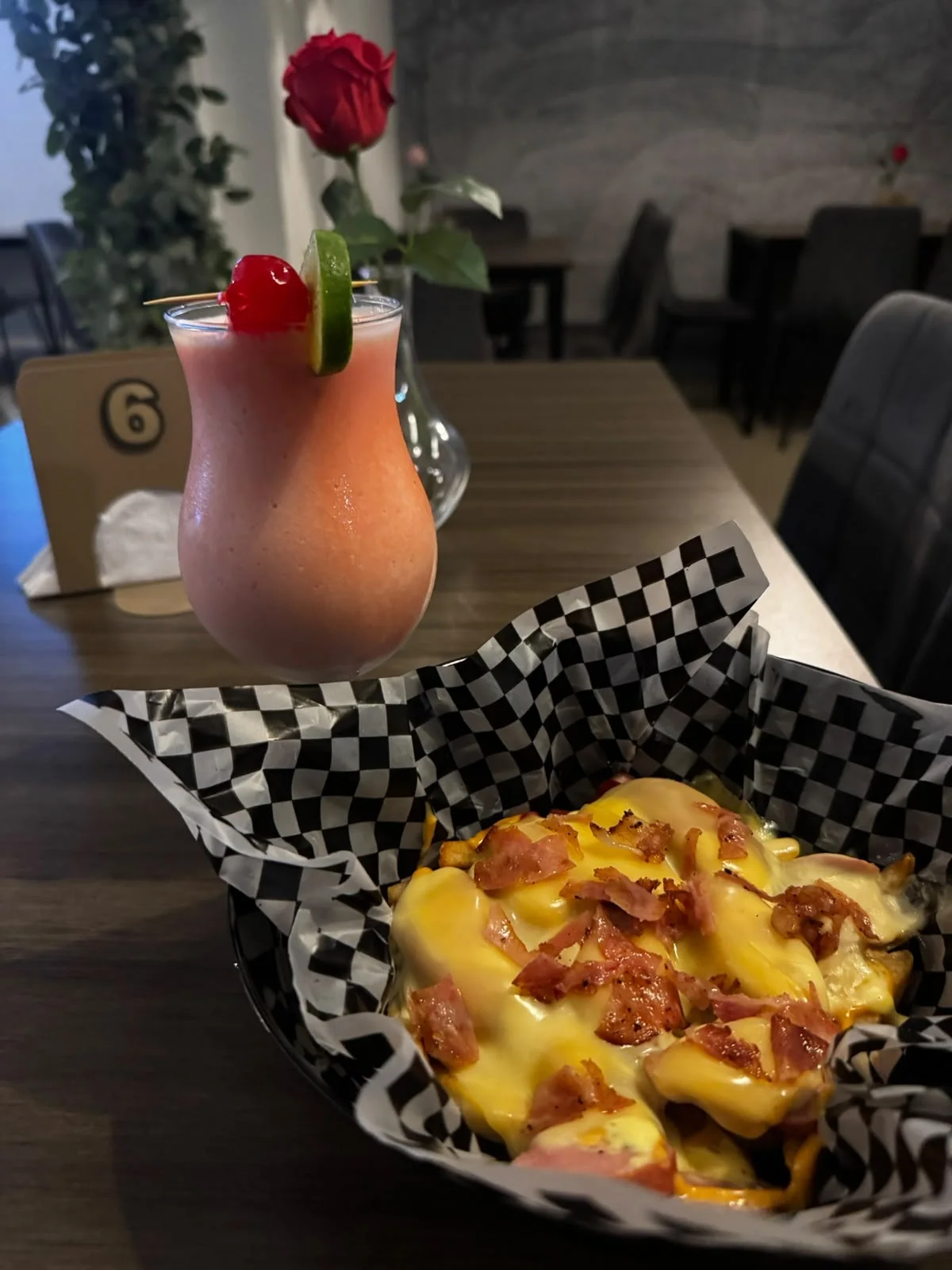 Papas gratinadas con tocineta y un batido de fresa