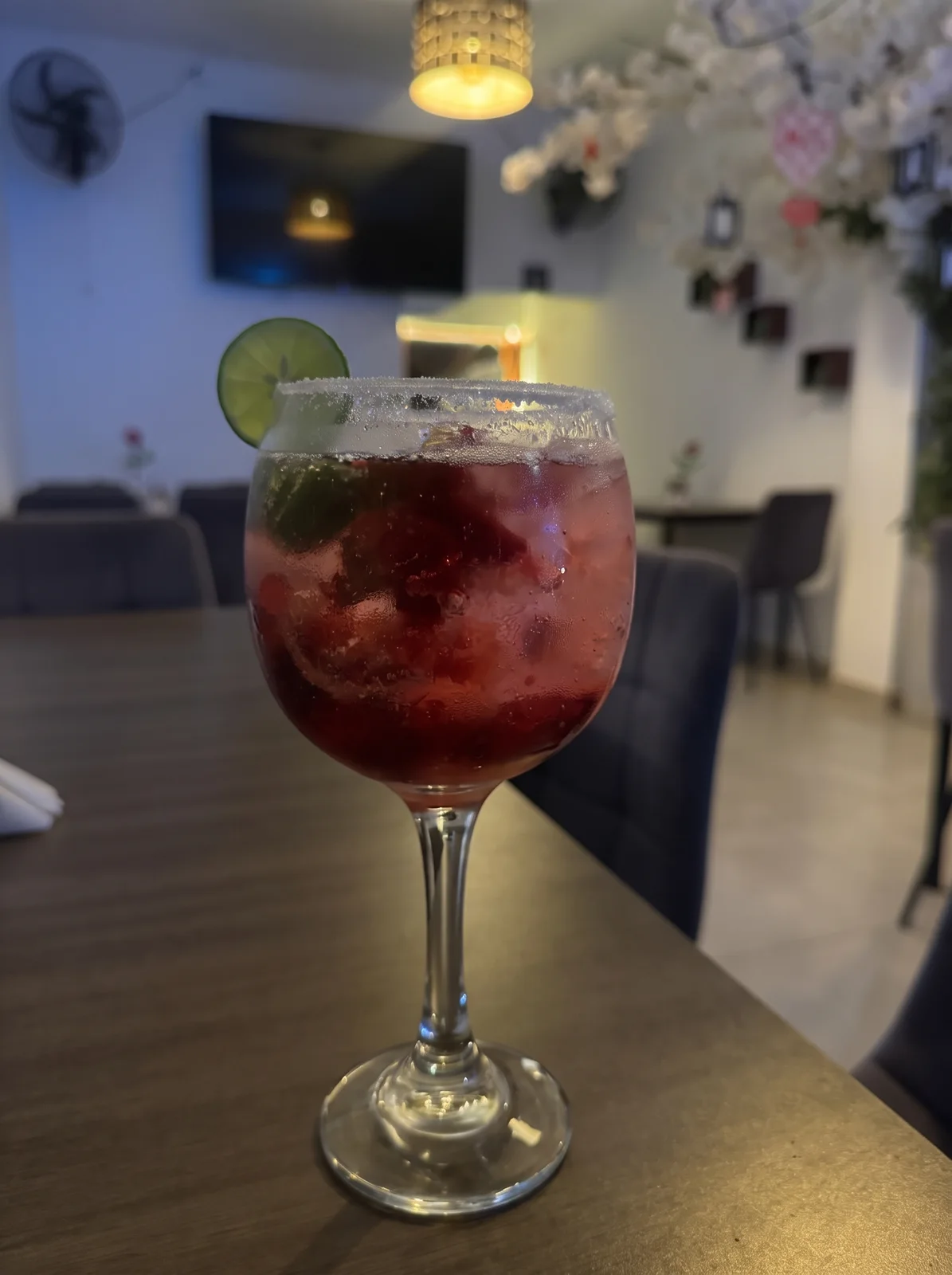 Cóctel de frutos rojos en el salón de La Mesa de Oro